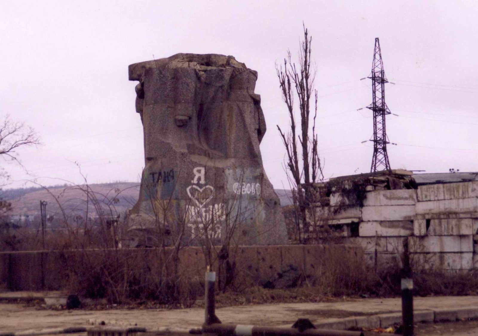 Разрушенный памятник а городе Грозном
Разрушенный памятник а городе Грозном
Ключевые слова: памятник,грозный