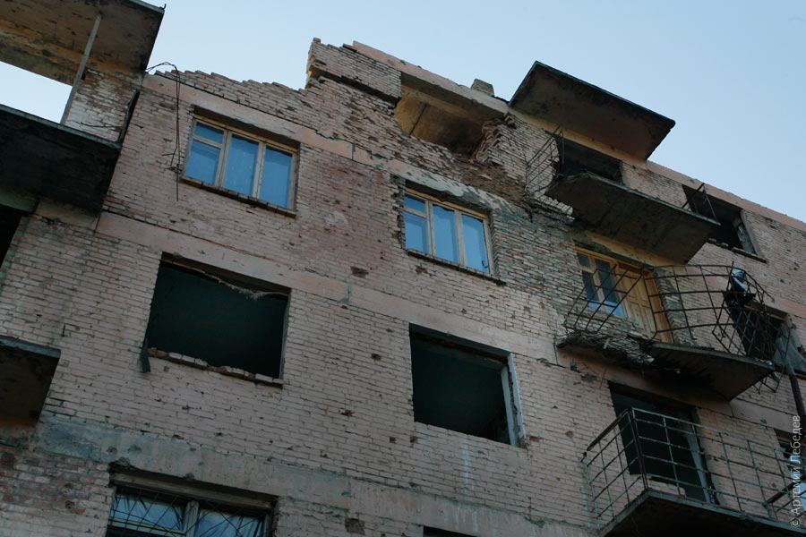 Разрушенный город Грозный. ЧР
Разрушенный многоквартирный дом в г. Грозный
Ключевые слова: разрушение,грозный