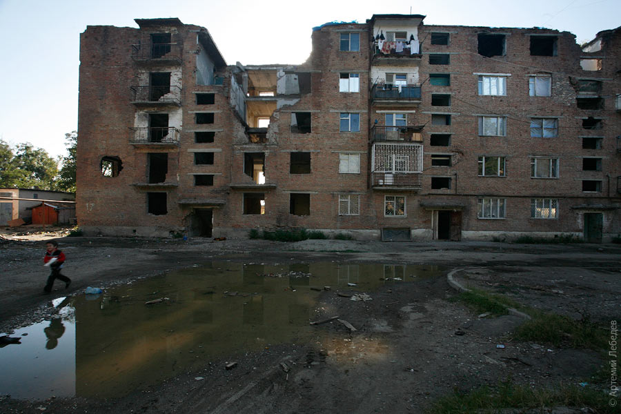Полуразрушенный дом в г. Грозный. ЧР
Полуразрушенный дом в городе Грозный
Ключевые слова: дом,разрушенный,грозный