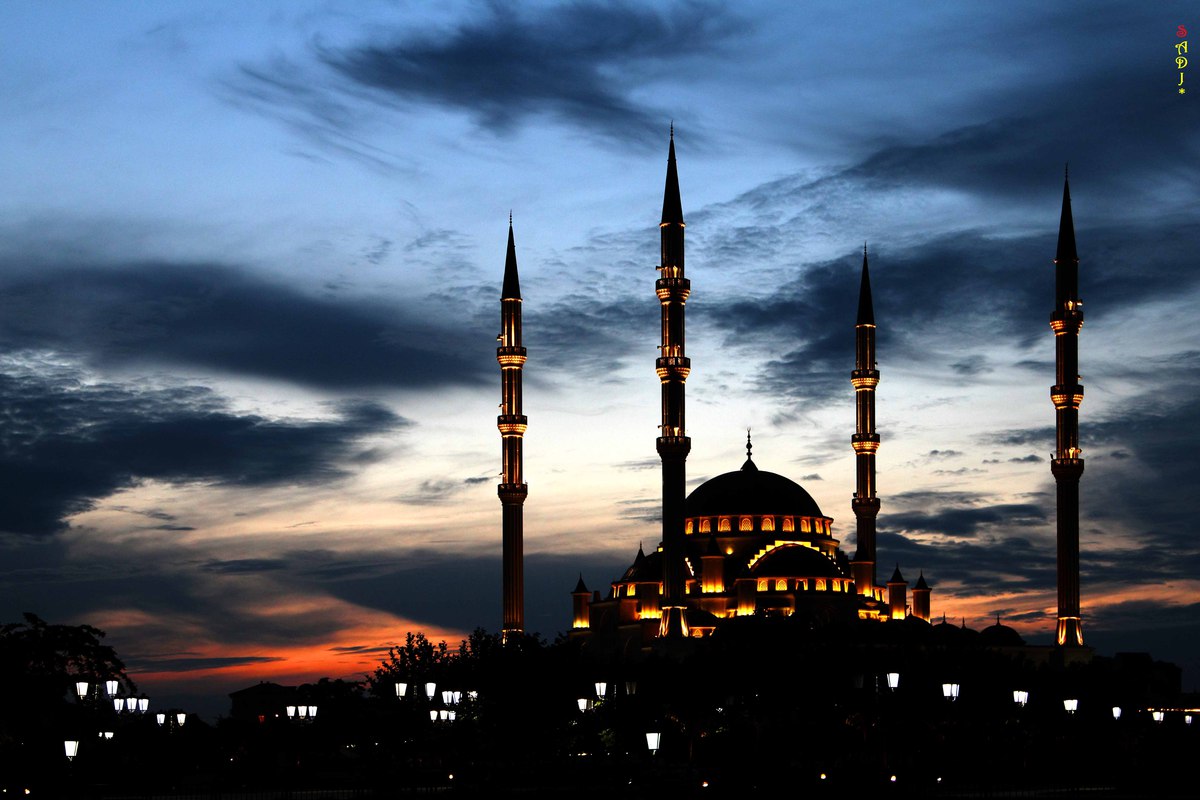 Мечеть Сердце Чечни ночью. Город Грозный
Ключевые слова: мечеть,грозный,чечения
