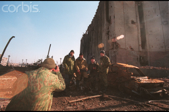 Фотография российских солдат
Фотография российских солдат на фоне разрушенного "президентского дворца". Город Грозный
Ключевые слова: грозный,чечения