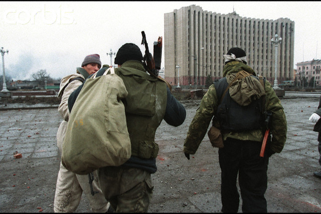 Военные на площади
Военные на площади перед "президентским дворцом" до его разрушения
Ключевые слова: дворец,президент,грозный