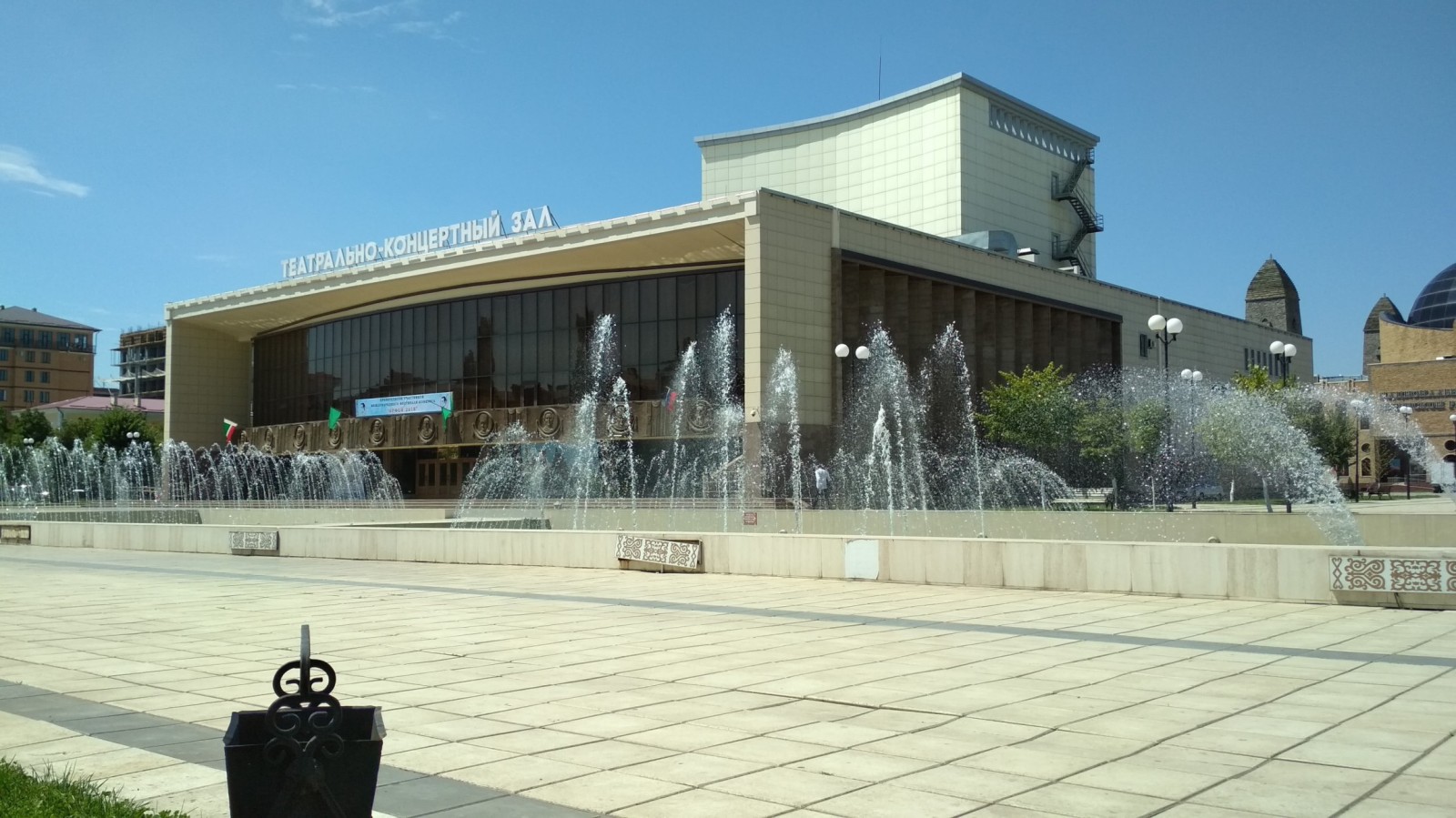 Город Грозный. Театрально-концертный зал
Театрально-концертный зал в центре г. Грозного
Ключевые слова: грозный,концерт